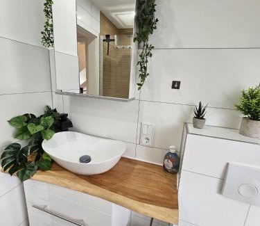 Altengroden Apartment | Tautraum Suite mit Whirlpool und grünem Ausblick