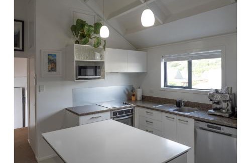 Tawa House | Tawa Retreat - Wellington Holiday Home