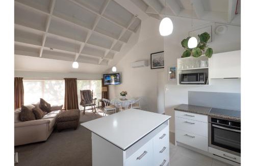 Tawa House | Tawa Retreat - Wellington Holiday Home