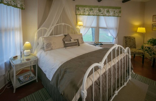 Sugar Grove Bed & Breakfast | Taylor House Inn