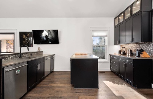 Germantown House | Taylor Street ~ Custom Home ~ Historic Germantown ~ Private Rooftop ~ Hot Tub ~ Free Secured Parking