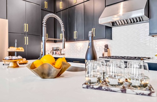 Katie Hill Neighborhood House | Taylor Swift Themed Rooftops Hot Tub Views