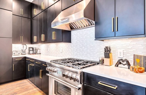 Katie Hill Neighborhood House | Taylor Swift Themed Rooftops Hot Tub Views