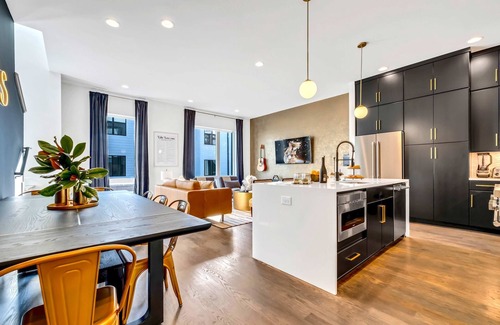 Katie Hill Neighborhood House | Taylor Swift Themed Rooftops Hot Tub Views