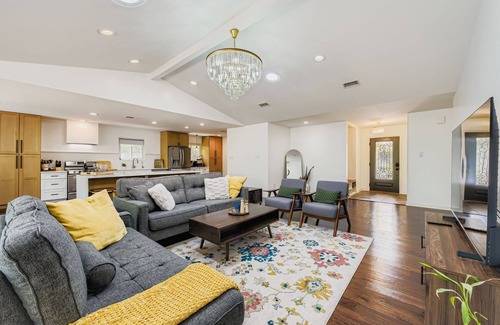 East Oak Hill House | TCH - Comfy 4bd/2ba home in Austin with Workspace