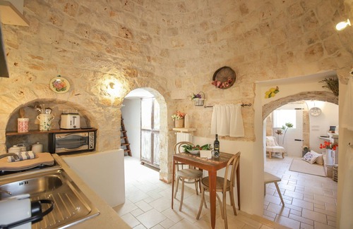 Castellana Grotte House | TD Dimora di Genna Trullo with Lush Garden Pool
