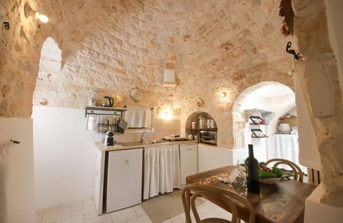Castellana Grotte House | TD Dimora di Genna Trullo with Lush Garden Pool