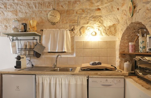 Castellana Grotte House | TD Dimora di Genna Trullo with Lush Garden Pool