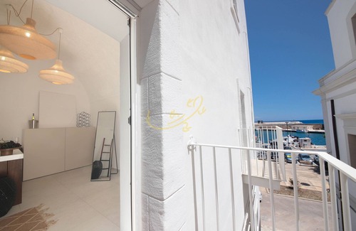 Centro Storico Apartment | TD Palazzo Maris Il Gozzo Townhouse With Sea View