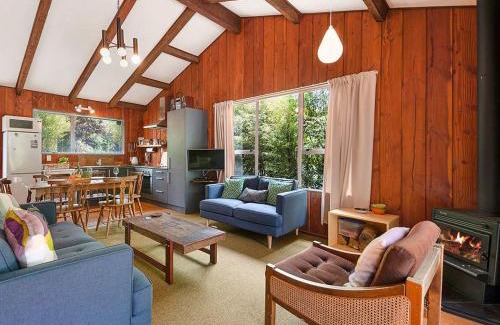 Pukawa House | Te Kuru Cabin - Pukawa Bay Holiday Home