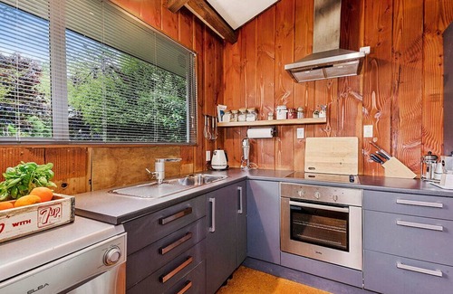 Pukawa Cottage | Te Kuru Cabin - Pukawa Bay Holiday Home
