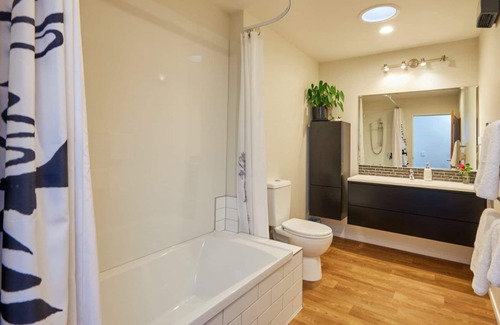 Kaikoura Bed & Breakfast | Te Mahuru Retreat: Dec 22nd-30th: 25 people, 11 bedrooms, 8 bathrooms, 2 Hottubs