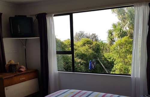 Riverton House | Te Moana - Fantastic Seaviews from relaxing beach bach, 2 mins walk to beach