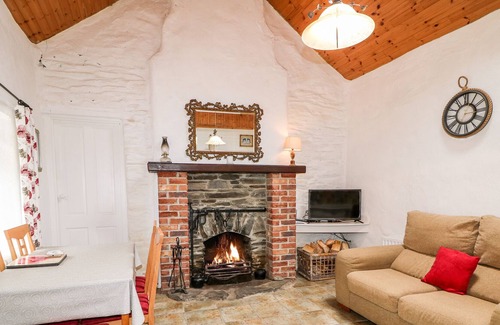 Donegal Cottage | TEACH PHAIDÍ MHÓIR, pet friendly in Glencolmcille, County Donegal