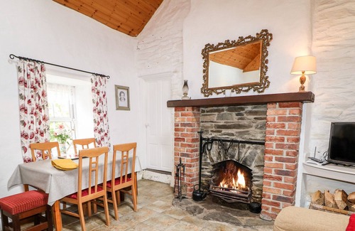 Donegal Cottage | TEACH PHAIDÍ MHÓIR, pet friendly in Glencolmcille, County Donegal