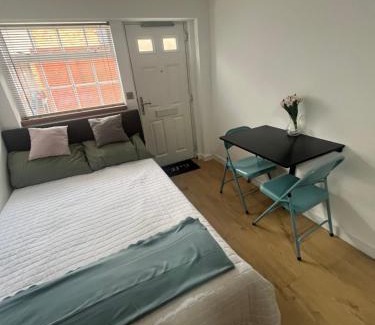 Richmond-upon-Thames Apartment | Teddington Little Gem