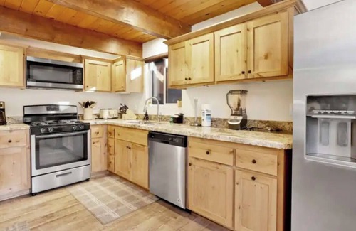 Summit Estates Cabin | Teddy Bear Chalet: Hot Tub, Game Room, Firepit