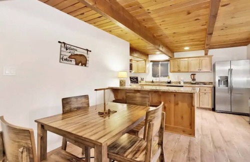 Summit Estates Cabin | Teddy Bear Chalet: Hot Tub, Game Room, Firepit