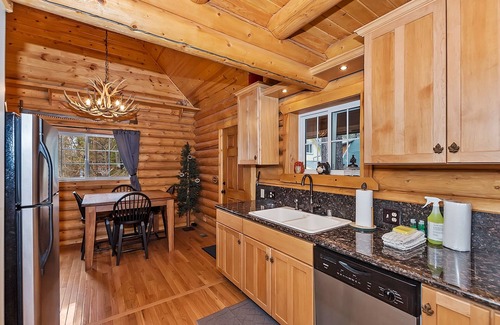 The Village Cabin | Teddy Bear Lodge by Destination Big Bear : Rocky Mountain Log Home Adjacent to the Nation Forest!