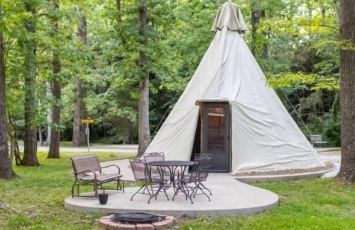 Manchester Cabin | Teepee - Experience something truly unique: A teepee with a door!