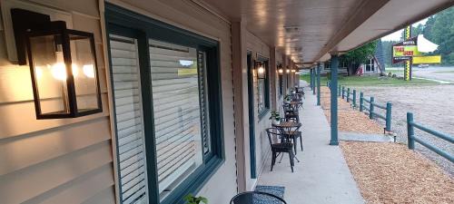 Roscommon Apartment | TeePee Room 4 - Newly Renovated