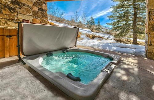 Deer Valley Villa | Telemark Luxury Retreat by AvantStay Stunning Views w Hot Tub Theatre Room and Pool Table