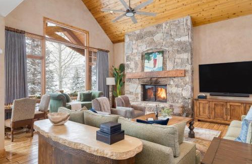 Deer Valley Villa | Telemark Luxury Retreat by AvantStay Stunning Views w Hot Tub Theatre Room and Pool Table