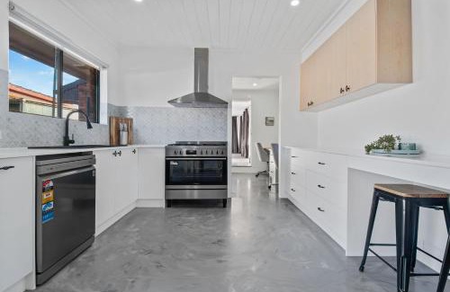 Lake Albert House | Telopea - Contemporary & Refined Sophistication