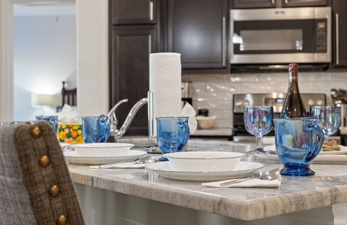 Temple House | Temple Work Groups Welcome+8 Bd+12PPL+Near Meta & Lake!
