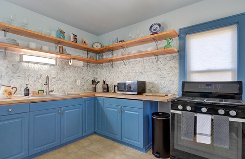 West Allis House | Temporary Housing. Flexible Extension. Pet Friendly. Relocation Housing.