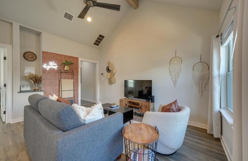 Fredericksburg Apartment | Tempranillo Haus with Hot Tub 2 Miles to Downtown!