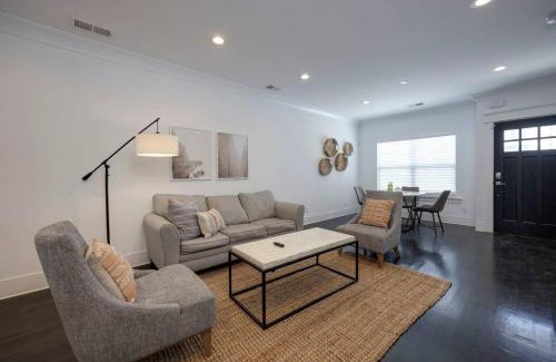 Charlotte Park House | Ten Minutes to Broadway Spacious Townhouse
