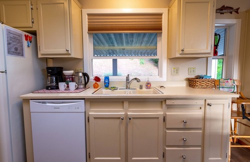Lakeside House | Tenmile Retreat - on water, pet friendly, parking