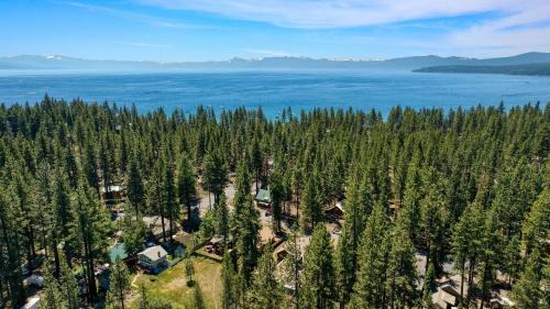 Tahoe Vista House | Tennenbaum by AvantStay Classic Cabin in Tahoe Vista - Walk to the Beach