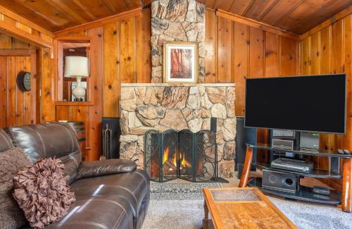 Tahoe Vista House | Tennenbaum by AvantStay Classic Cabin in Tahoe Vista - Walk to the Beach