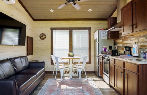 Gatlinburg - Pigeon Forge Cottage | "Tennessee State of Mind"- Riverfront Tiny Home in the Smoky Mountains