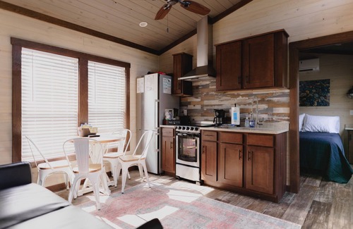 Gatlinburg - Pigeon Forge Cottage | "Tennessee State of Mind"- Riverfront Tiny Home in the Smoky Mountains