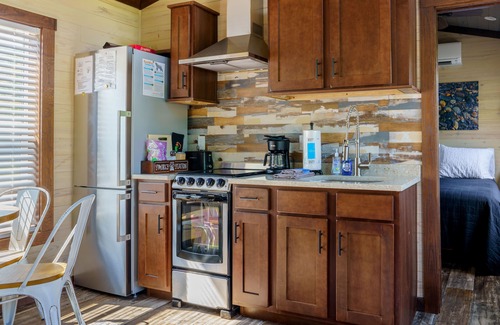 Gatlinburg - Pigeon Forge Cottage | "Tennessee State of Mind"- Riverfront Tiny Home in the Smoky Mountains