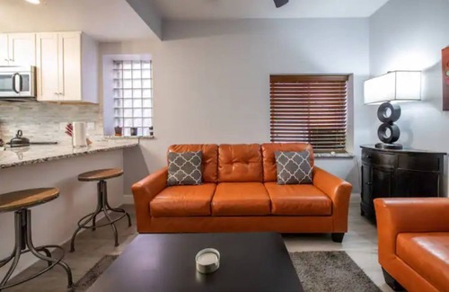 West Highland Condo | Tennyson Gem- New renovation, enjoy longer stays