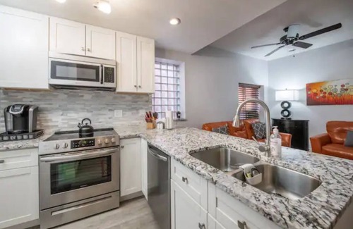 West Highland Condo | Tennyson Gem- New renovation, enjoy longer stays