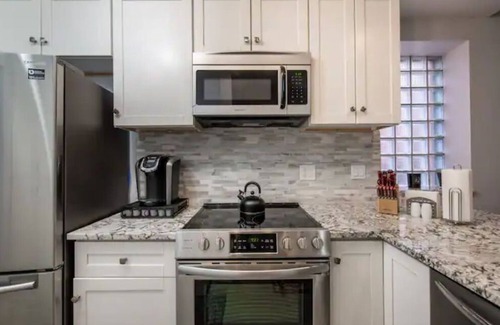 West Highland Condo | Tennyson Gem- New renovation, enjoy longer stays