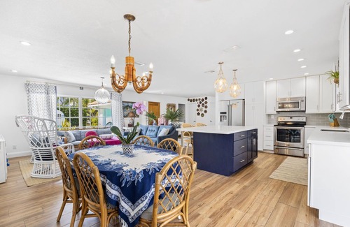 Jupiter House | Tequesta/Jupiter Pool Home close to Beaches and Dining. 2 miles to the beach.