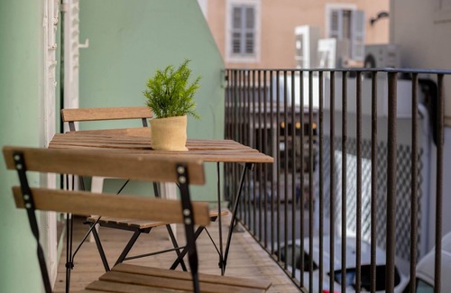 Annecy Old Town Apartment | Teranga au cœur de la ville avec balcon