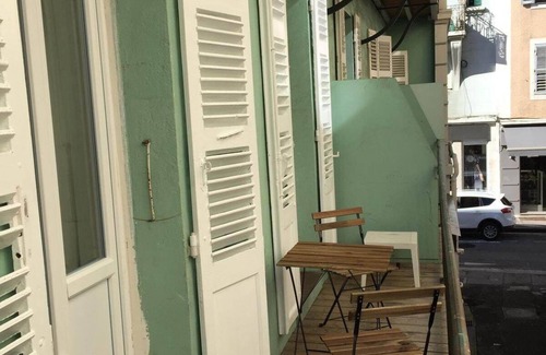 Annecy Old Town Apartment | Teranga au cœur de la ville avec balcon