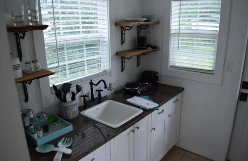 Forest Hills Cottage | Termino Beach House Retreat with Hot Tub and Garden