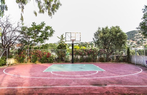 Kropia House | TERRA Paradiso w/ basketball court