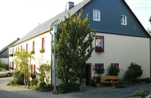 Morscheid-Riedenburg Apartment | Terrace Apartment by the Zoo