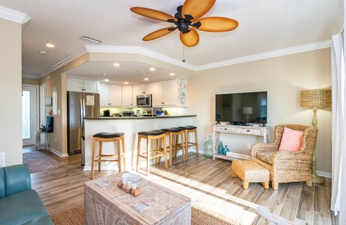 Ilexhurst House | Terrace Condo 1 Pool Condo Relaxing Tropical Pool Deck Close To Beach