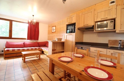 Lanslevillard Apartment | Terrace, tv, ski locker, 40m², Val Cenis