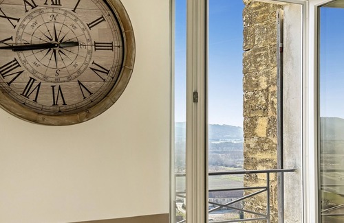 Lauris Apartment | Terrasses du Château | View in the Heart of the Village